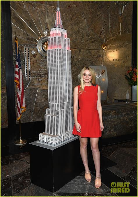 Dakota Fanning Visits The Top Of The Empire State Building Photo Dakota Fanning