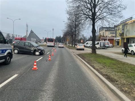 Wypadek na ul Lwowskiej Zderzyły się dwa samochody osobowe i autobus MPK