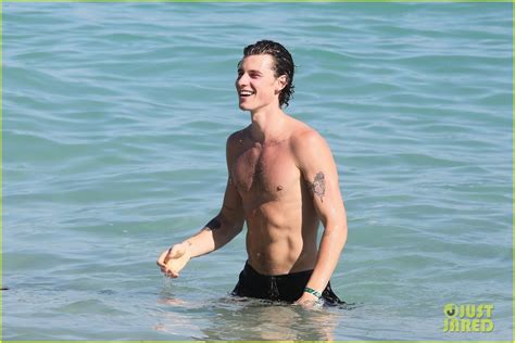Shawn Mendes Shows Off His Shirtless Bod At The Beach In Miami Photos Photo 1334926 Photo