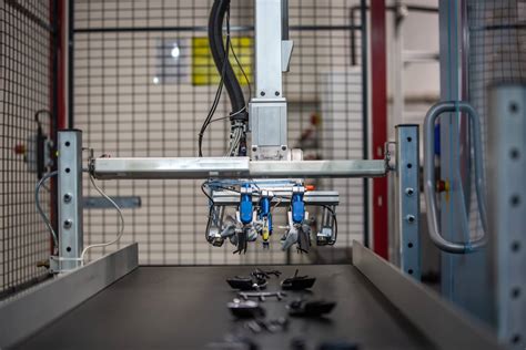 How Automation in Injection Molding Improves Efficiency | Fast Radius