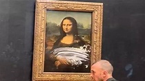 VÍDEO: Quadro da Monalisa é atacado por visitante no Louvre