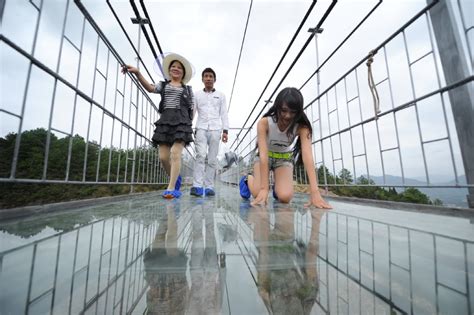 Cina il ponte di vetro è sospeso nel vuoto il terrore dei turisti