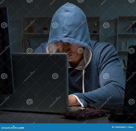 Hacker Hackeando El Ordenador Por La Noche Imagen De Archivo Imagen