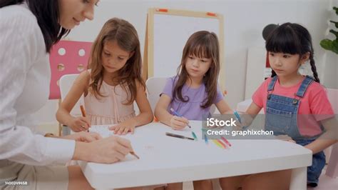 학교와 여름 코스로 돌아 가기 아이들이 그림을 그리고 색칠하는 유치원 교사 공부에 대한 스톡 사진 및 기타 이미지 공부
