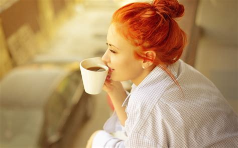 Ярко рыжая девушка в рубашке пьет кофе обои для рабочего стола