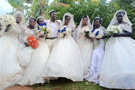 Curandero De Uganda Celebró Una Boda Múltiple Con Siete Mujeres Dos De