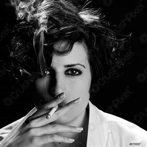 élégante Brune Fumant Une Cigarette Sur Fond Noir Stock Photo
