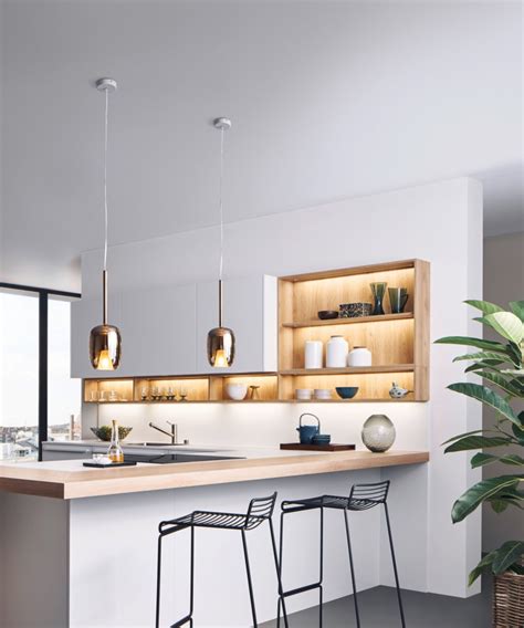 Dank der bündigkeit von arbeitsplatte, wange und front wirkt die küche als homogene, skulpturale einheit in kubischer formensprache. Durchgehende Türen für LEICHT Küchen | LEICHT Küchen ...