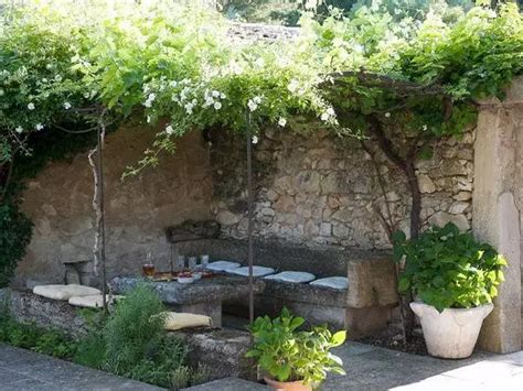 Amazing Ideas With Natural Pergolas In The Garden And How To