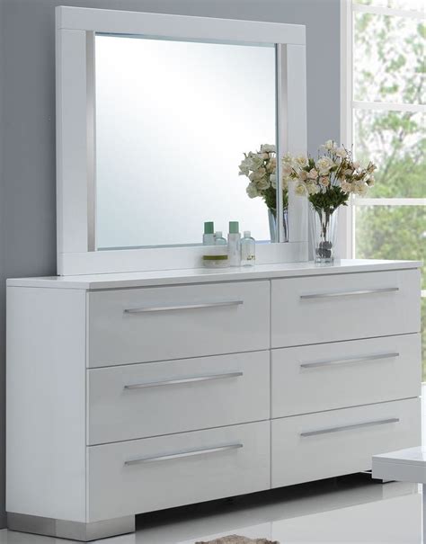 You'll receive email and feed alerts when new items arrive. Sapphire High Gloss White Laminate Platform Bedroom Set ...