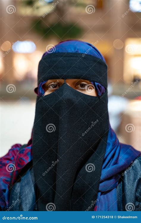 Imagen De Fondo De Una Ni A En El Niqab Foto De Archivo Editorial