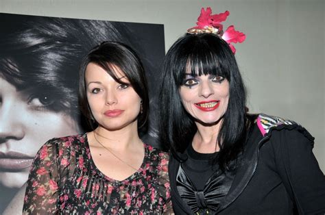 Cosma jest prawdziwą kosmopolitką, gdyż razem ze swoją mamą mieszkała m.in. Lebenslauf der Punk-Ikone Nina Hagen