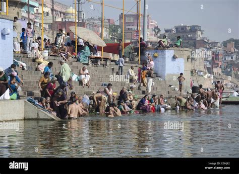 Baden Im Heiligen Fluss Ganga Fotos Und Bildmaterial In Hoher Auflösung Alamy