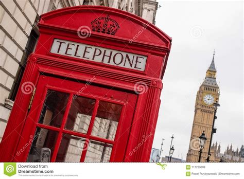 L avvento dei cellulari ha praticamente mandato in pensione le cabine telefoniche. Cabina Telefonica Leggendaria A Londra Immagine Stock ...