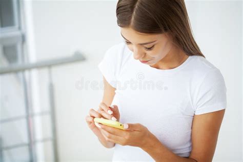 Mulher Segurando Smartphones Conversando Nas Redes Sociais Imagem De Stock Imagem De Pilha