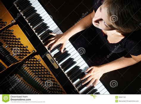 演奏 (playing the instrument) + 家 (professional). 演奏钢琴演奏家球员的钢琴 图库摄影 - 图片: 30957732