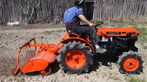 Mini Tractor Kubota B7000 Con Rotovator Youtube