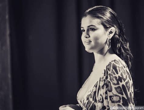 Download lagu lirik lagu dia istimewa mp3 dapat kamu download secara gratis di metrolagu. Selena Gomez Unggah Foto Potongan MV, Umumkan Dia Milik Zedd?