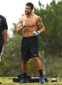 Jesse Metcalfe Shows Off His Ripped Six Pack With A Boxing Workout