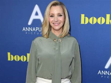 Lisa kudrow has a bachelor's degree in biology, and with her father being a physician, she was part of his staff.she was even credited in his studies about headaches as one of the researchers. Lisa Kudrow Husband, Son, Twin, Family, Net Worth, Height ...