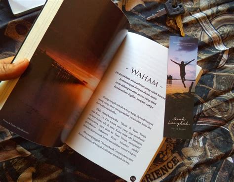 Sang narasumber berkata bahwa dirinya berada di meja nomor sebelas dalam sebuah kale. Resensi Novel Garis Waktu Karya Fiersa Besari - Kumpulan Majas