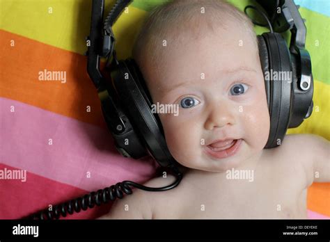 Girl Dancing Wearing Headphones Hi Res Stock Photography And Images Alamy