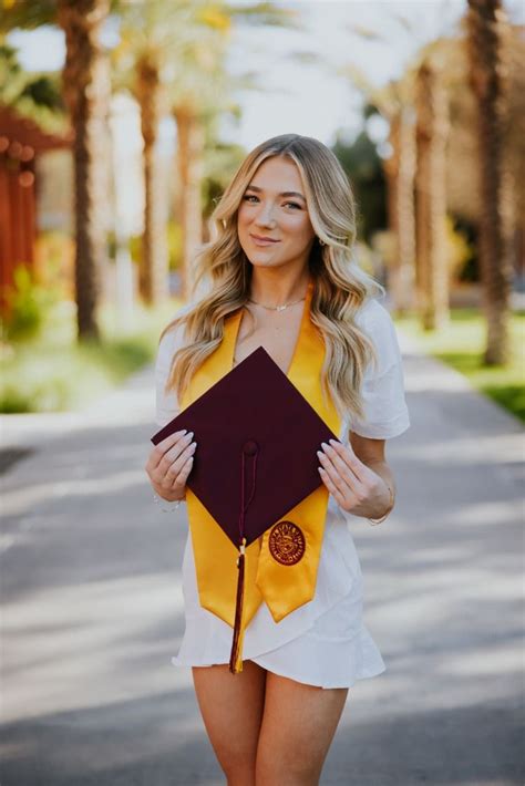 Arizona State University Senior Pictures Poses Ideas In 2021 Graduation Picture Poses Girl