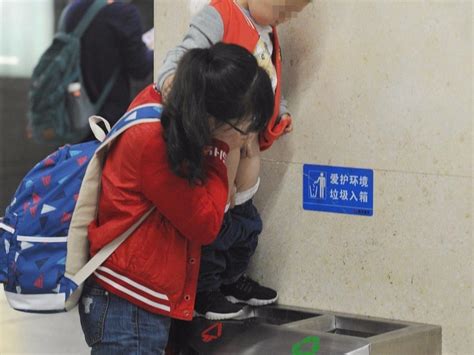 武汉男子在地铁站内撒尿 女子仔细偷看 返程高峰 乘客 武汉 新浪新闻