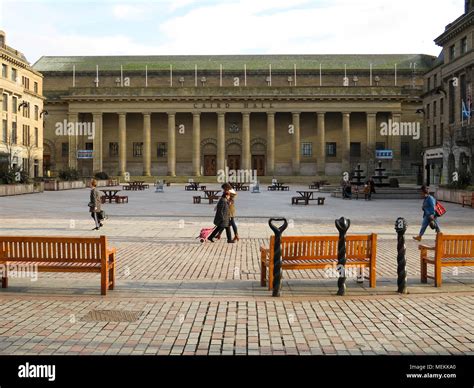 Caird Hall And City Square Dundee Stock Photo Alamy