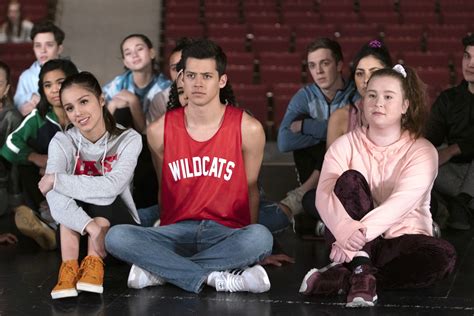 'High School Musical: The Musical - The Series' Review: 'Glee'-ful Fun ...