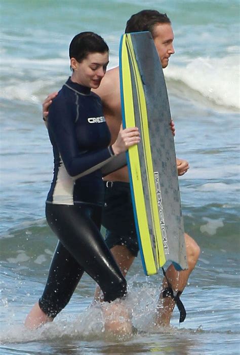 Anne Hathaway And Her Husband Adam Shulman Enjoy Their Vacation In Oahu
