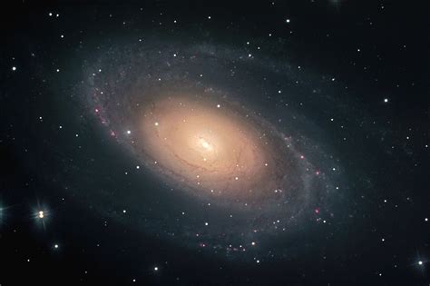 Imagem da galáxia ngc 2608 tirada pelo telescópio hubble. Galaxia Espiral Barrada 2608 / Hubble revela galáxia ...