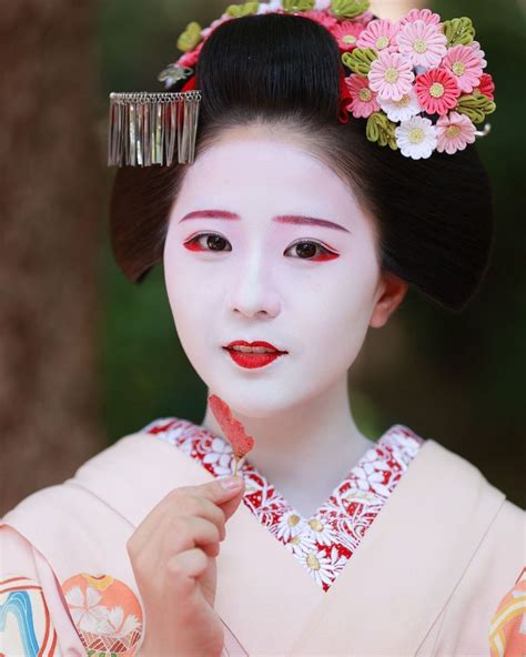 Katsu H On Instagram “秋色の訪れ 祇園甲部 柚子葉さん もう2年目なのにお会いするのは初めてでした。コロナ禍による