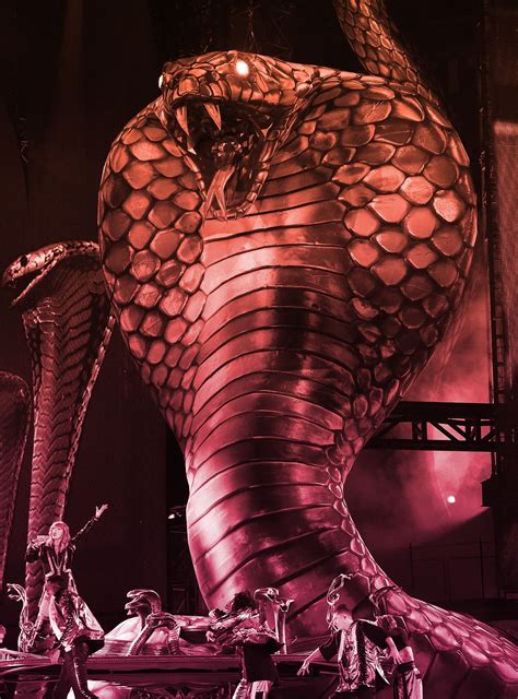 How To Be Taylor Swifts Animatronic Snake For Halloween Taylor Swift