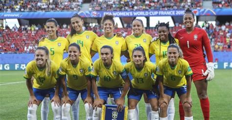 A primeira partida de futebol no brasil foi realizada em são paulo, no dia 14 de abril de 1895. Seleção Feminina de Futebol é recepcionada por uma ...