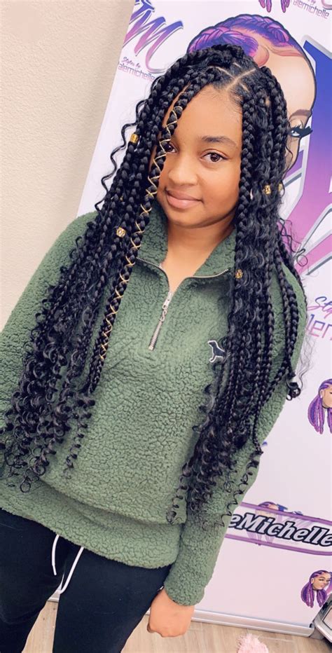 Knotless braid styles are favoured over regular box braids because they cause less stress on the scalp and hair, which makes them a better option if you want to refresh your knotless plaits without getting them fully wet, simply use a dry shampoo foam like the tresemmé day 2 curl boosting. Box braids with curls #braids #curls , kastengeflechte mit ...