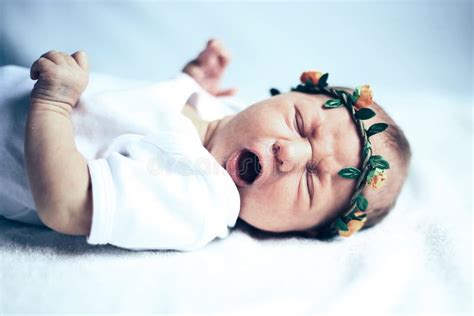 Beb Rec M Nascido Sereno Em Uma Cama Que Boceja Foto De Stock Imagem De Pequeno Povos