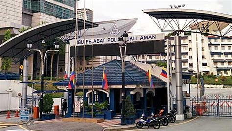 Bukit aman internal security and public order department director datuk seri abd rahim jaafar said in the series of raids at five locations, police also nabbed three local men, aged between 31 and 40, believed to have ties with the syndicate. A 'Datuk' Police Officer Allegedly Took RM100,000 From A ...