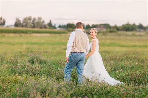 Ali & tim | rustic farm wedding at rocklands, montgomery county photographer october 9, 2014 · leave a comment in honor of working on this lovely couple's wedding album this week, i couldn't resist pulling some images together here as well! Backyard Colorado Farm Wedding - Utah Wedding Photographer