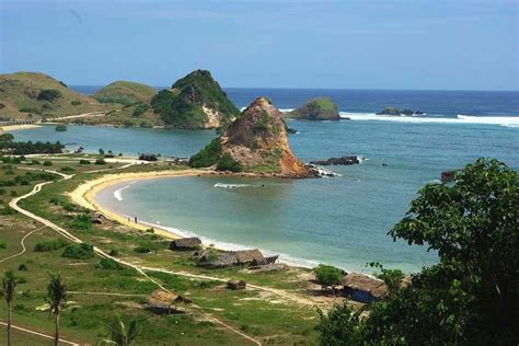 Pantai Kuta Lombok Daya Tarik Legenda Fasilitas Dan Tiket Ngetrip
