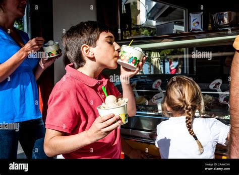 Mujeres Comiendo Un Helado Mientras Fotograf As E Im Genes De Alta Resoluci N Alamy