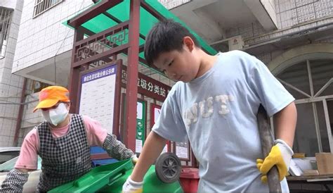 广西11岁男孩帮环卫工妈妈收垃圾，“能帮到妈妈感到很快乐”余韩工作早报