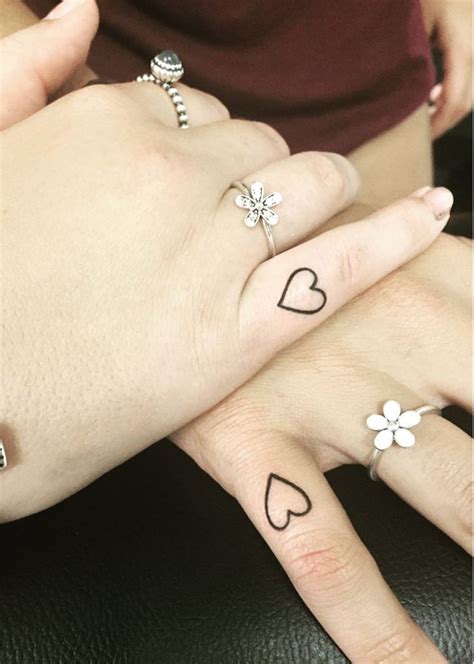 couple tattoos you won t regret tatuajes en los dedos de corazón tatuajes dedo anular y