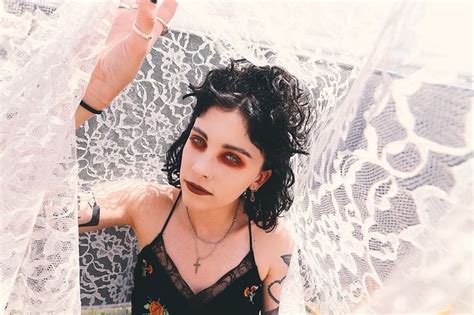 Pin By C T On Pale Waves Beauty Girl Girl Pale Waves