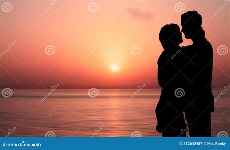 Silhouette Dun Couple Qui Sembrasse Sur La Plage Au Beau Lever Du