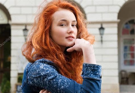 dziewczyna z rude kręcone włosy — zdjęcie stockowe © annadanilkova 111525120