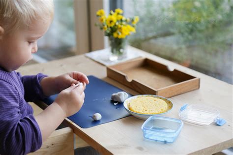 Produkte mit sehr kleinen einzelteilen gelten als potenzielles erstickungsrisiko und sollten nicht von kindern unter 3 jahren. Erste Kunstmaterialien ab 14 Monaten | Spiele für ...