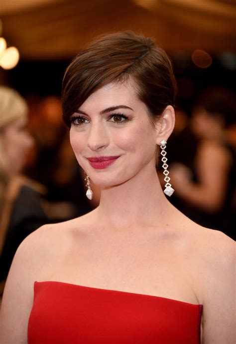 Anne Hathaway Side Parted Straight Cut Celebrity Short Hair Haircuts