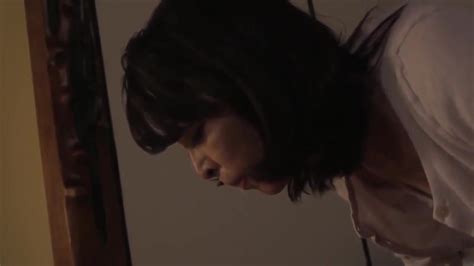成熟した日本人女性は娘のボーイフレンドを誘惑し彼をクソしないようにすることができませんでした ディープスロート エロ動画
