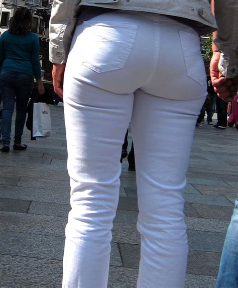 Señora Guapa En La Via Publica Calzon Marcado En Pantalon Blanco